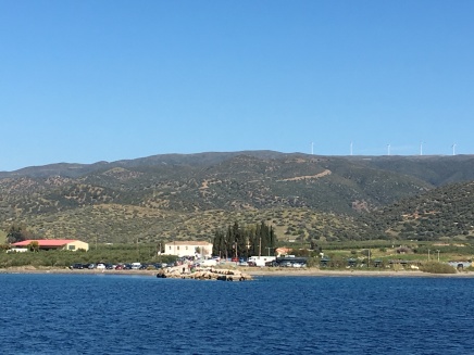 Metochi - Metoxi - bådsted på Peloponnes. En lille mole, P-plads, en café og 5 huse