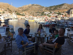 Drinks ved havnen efter strandturen