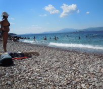 Stranden i Kaminia. Ca. 15 minutters gang fra Hydra by. Taverna med havudsigt i det lille fiskerleje nærved.